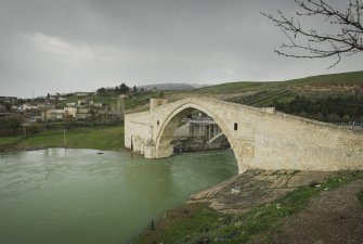 Zaplavené starobylé město Hasankeyf podél řeky Tigris