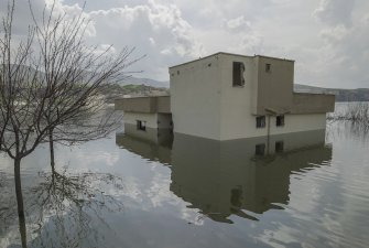 Zaplavené starobylé město Hasankeyf podél řeky Tigris