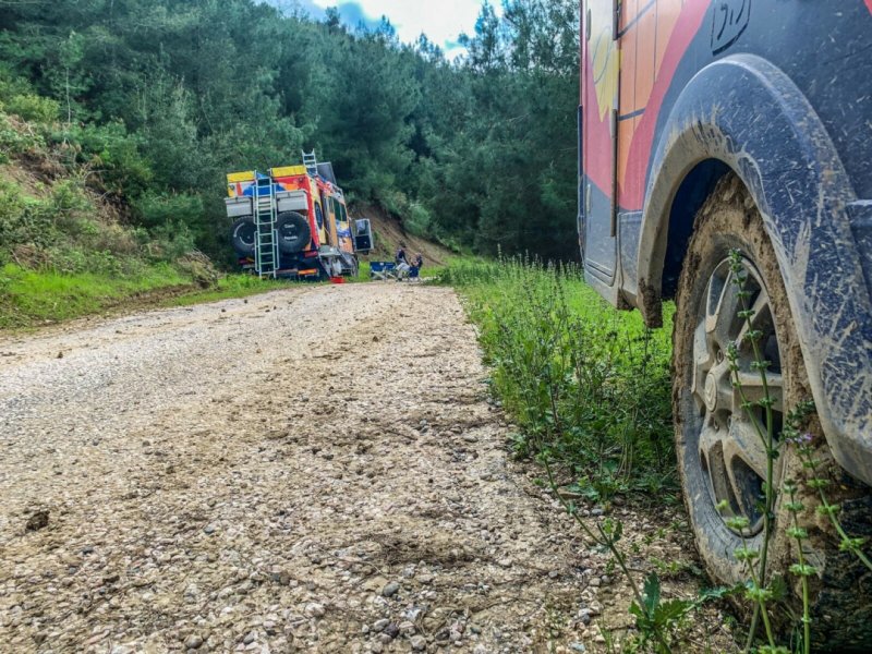 Dnešní WildCamping je parádní a díky dešti jsou cesty kluzké a jen tak se k nám někdo nedostane.