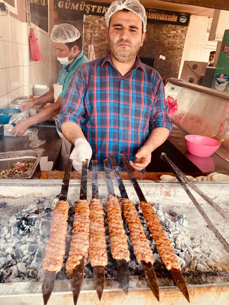 Turecký kebab je vlastně takový šašlik a my jich vyzkoušeli už skutečně mnoho a pořád jsme se jimi ještě nepřejedli. Své o tom ví i Lucie, naše pravá ruka, která aktuálně “operuje” z Česka a už brzy ji opět uvidíme na palubě Trajdy. 