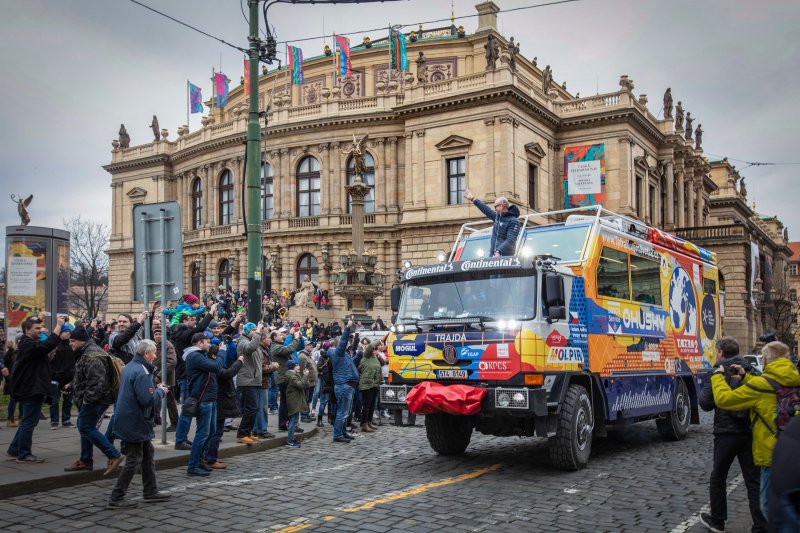 Ve dvě hodiny, dvě minuty a dost možná i dvě vteřiny se rozburácel motor Trajdy a vyrazilo se na několikaletou cestu kolem světa. 