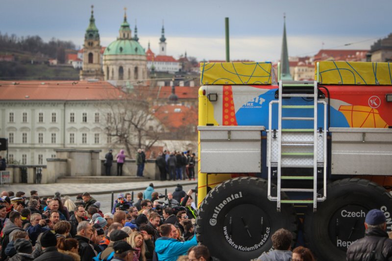 V Praze proběhl slavnostní start, a to před Rudolfinem, kam se s posádkou přišla rozloučit celá řada lidí. 