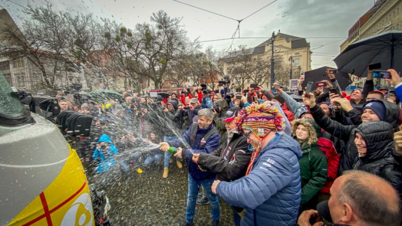 V neděli 23. února proběhlo loučení se se Slovenskem, a to v Bratislavě na Hviezdoslavove náměstí. Součástí byla i křest na Trajdy, a to mimo jiné i samotným panem Lopraisem.