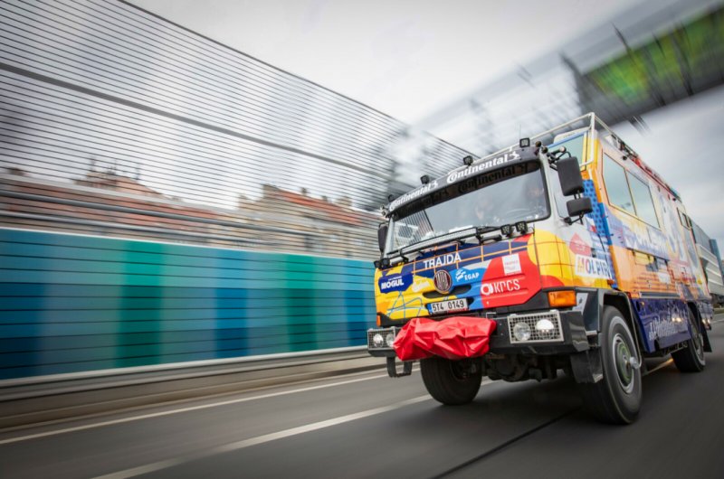 Další zastávkou po odjezdu z Prahy byla moravská metropole. Cesta po D1 ubíhala dobře a i přes neplánované zastavení celní správou se do Brna dorazilo v dobré náladě. 