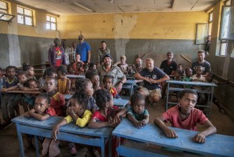 Školu postavila etiopská nezisková organizace, která ji vystavěla a vybavila jen základním vybavením.