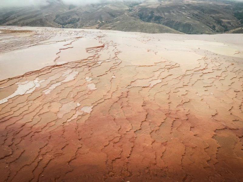 Badab Soort – minerální terasy, severovýchod Íránu