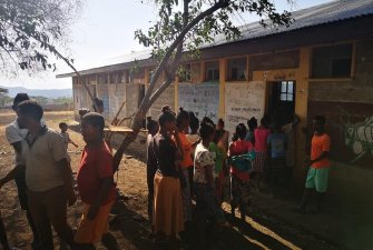 Školu postavila etiopská nezisková organizace, která ji vystavěla a vybavila jen základním vybavením.