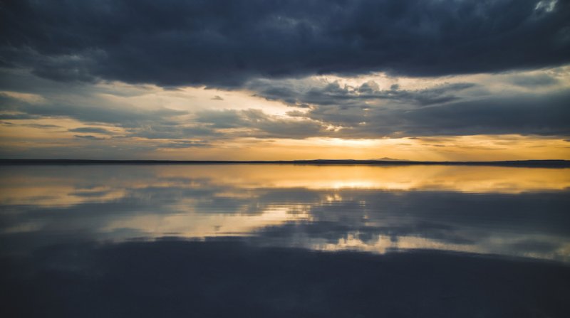 Západ slunce nad solným jezerem