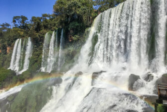 Iguazu Falls se nachází na hranicích Brazílie a Argentiny. 