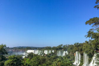 Iguazu Falls se nachází na hranicích Brazílie a Argentiny. 