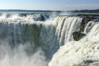 Iguazu Falls se nachází na hranicích Brazílie a Argentiny. 