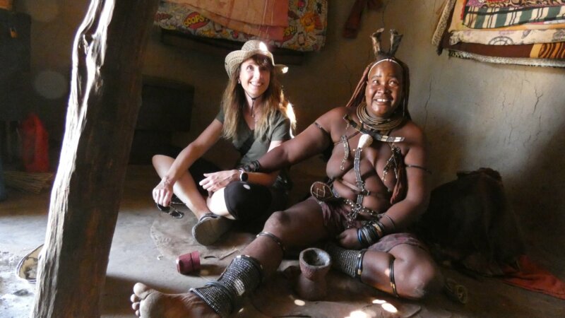 Zuzka v obydlí domorodé ženy /Namibie 2021