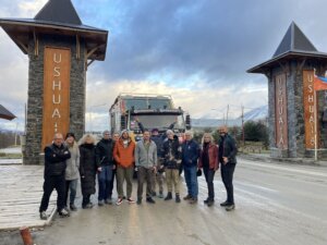 Celý tým šesté etapy expedice Tatra kolem světa 2 v Usuhaie