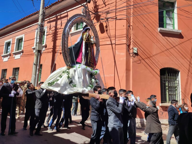 Průvod ke svátku svaté Terezy, patronky Bolívie