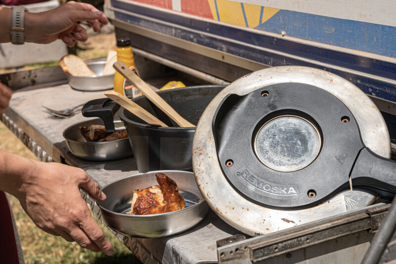 Hlavní kuchař expedice připravuje večeři ve venkovní kuchyni