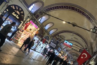 Velký bazar v Istanbulu, pečené kaštany na každém rohu, nechyběl ani typický turecký fresh džus z granátových jablek