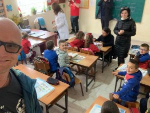 Sázení druhého památečního stromu a návštěva školy v albánském Lalm